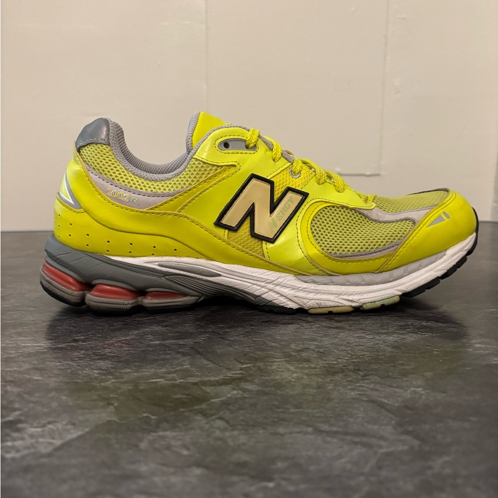 New Balance 2002r Sulphur Yellow Men's Vibrant Yellow Athletic Shoes